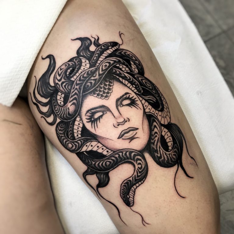Tatuaggi bianco e nero black tattoo a vasto. Vasto marina